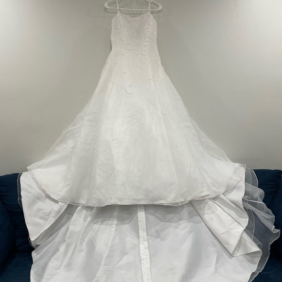 Sale‼️ White beaded wedding dress with veil and  tiara - Picture 13 of 14